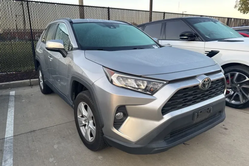 2020 Toyota RAV4 XLE photo 1