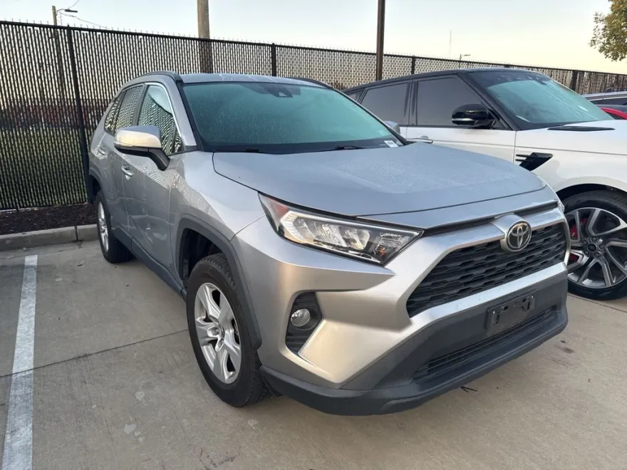 2020 Toyota RAV4 XLE photo 1