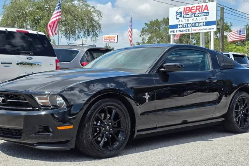 2011 Ford Mustang Premium photo 1