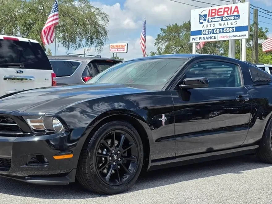 2011 Ford Mustang Premium photo 1