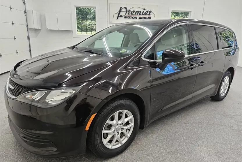 2017 Chrysler Pacifica Touring photo 1