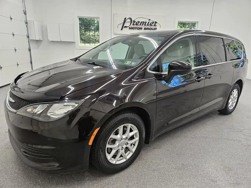 2017 Chrysler Pacifica Touring photo 1