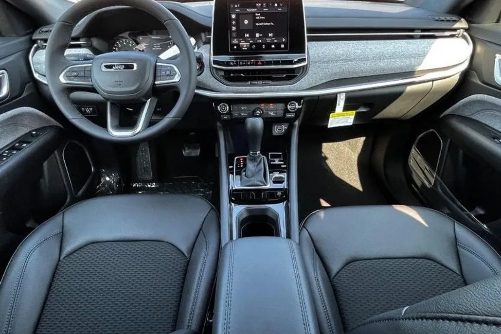 2025 Jeep Compass Latitude photo 1