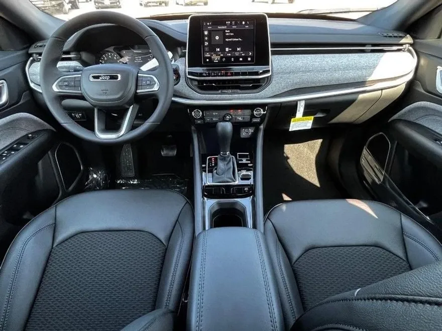 2025 Jeep Compass Latitude photo 1