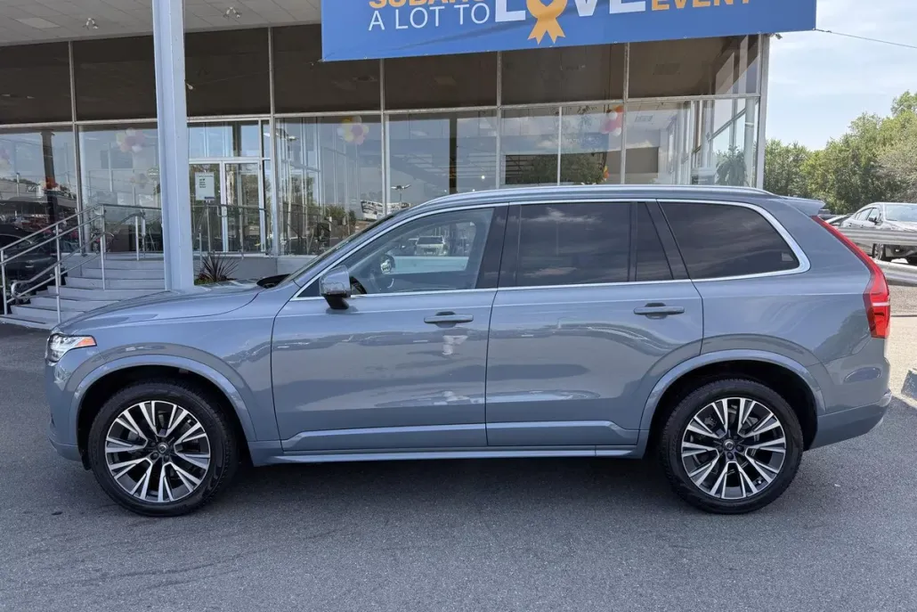 2022 Volvo XC90 T6 AWD Momentum photo 1
