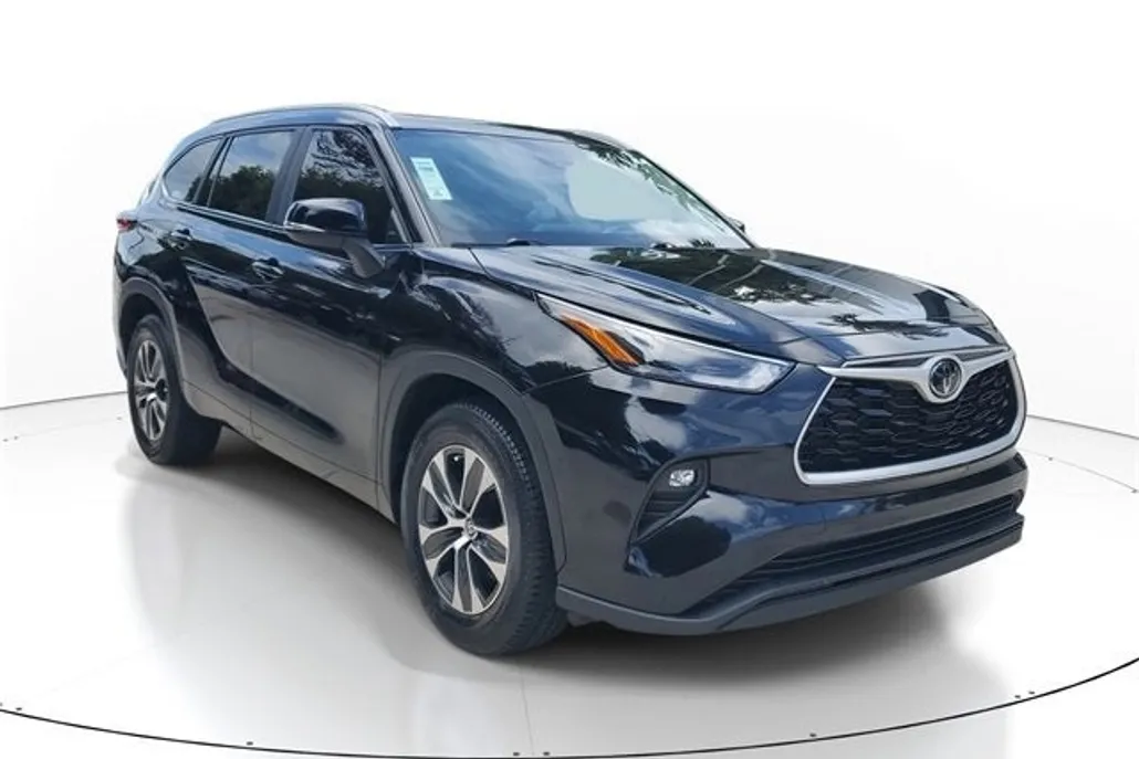 2023 Toyota Highlander L photo 1