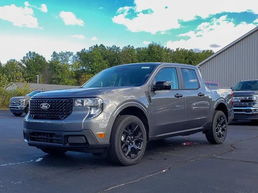 2025 Ford Maverick XLT photo 1