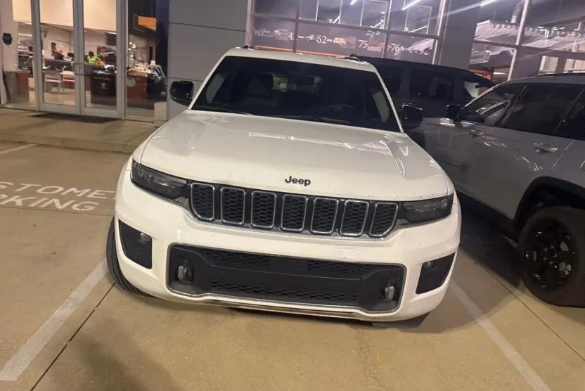 2022 Jeep Grand Cherokee Overland photo 1