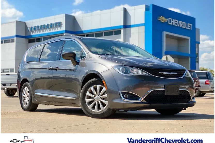 2017 Chrysler Pacifica Touring L photo 1