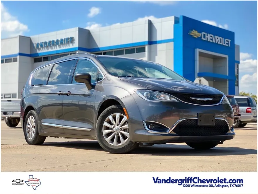 2017 Chrysler Pacifica Touring L photo 1