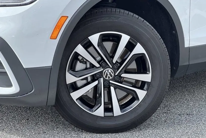 2022 Volkswagen Tiguan S photo 1