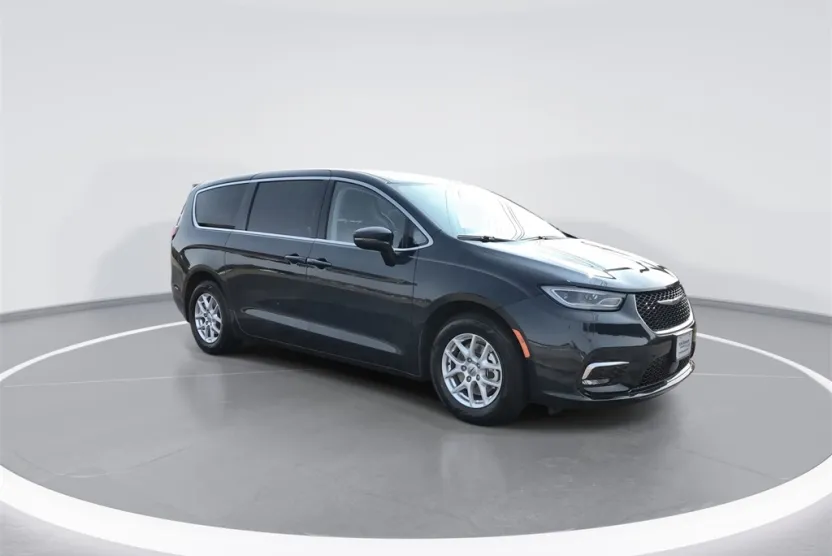2023 Chrysler Pacifica Touring L photo 1