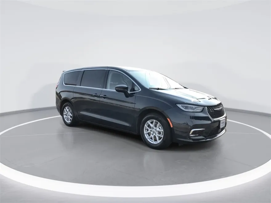 2023 Chrysler Pacifica Touring L photo 1