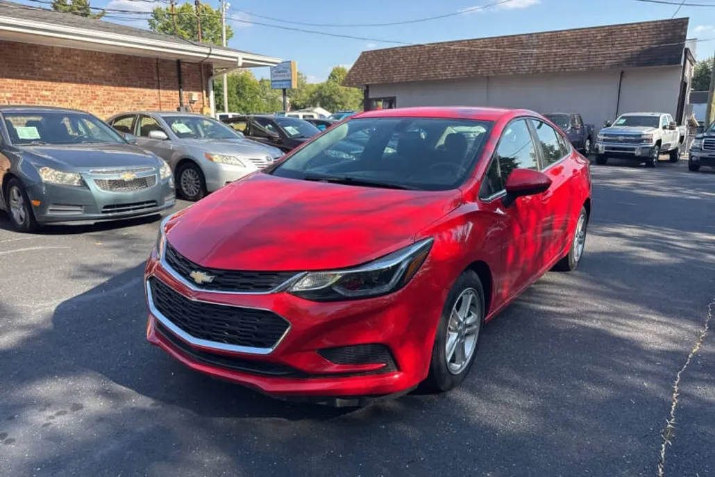 2017 Chevrolet Cruze LT photo 1