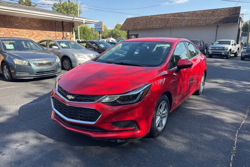 2017 Chevrolet Cruze LT photo 1