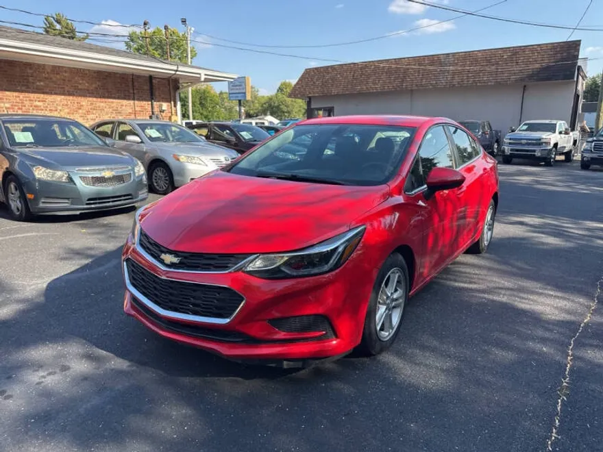 2017 Chevrolet Cruze LT photo 1