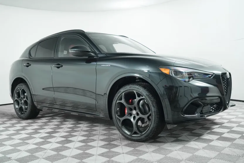 2025 Alfa Romeo Stelvio photo 1