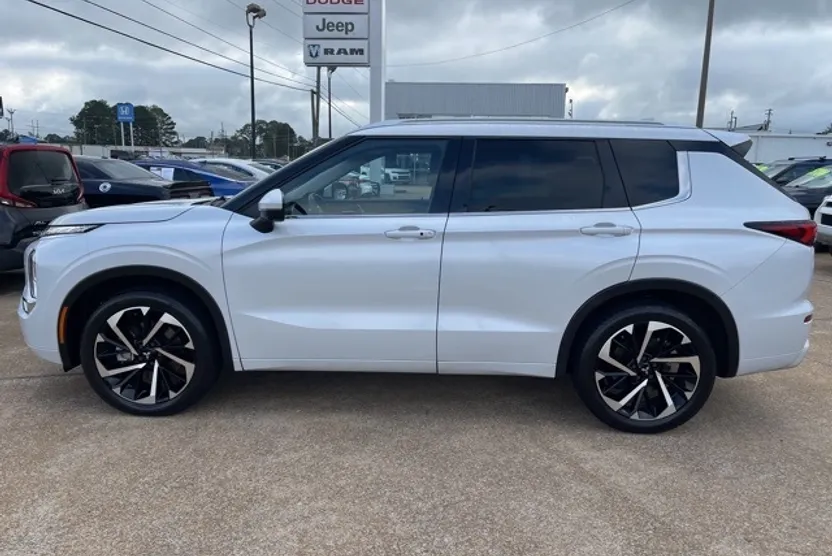 2023 Mitsubishi Outlander SEL photo 1