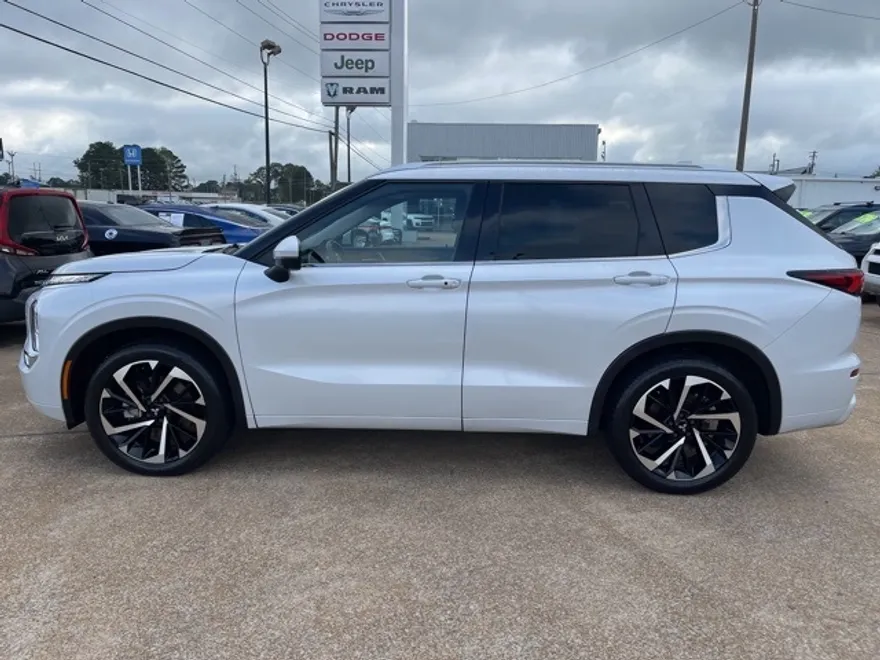 2023 Mitsubishi Outlander SEL photo 1