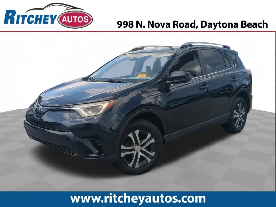 2018 Toyota RAV4 LE photo 1