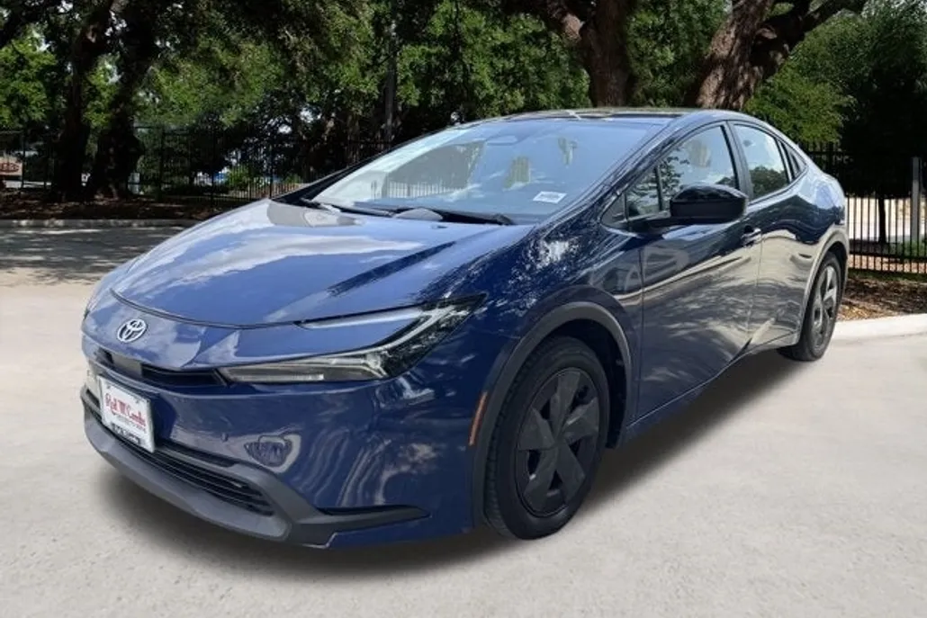 2024 Toyota Prius LE photo 1