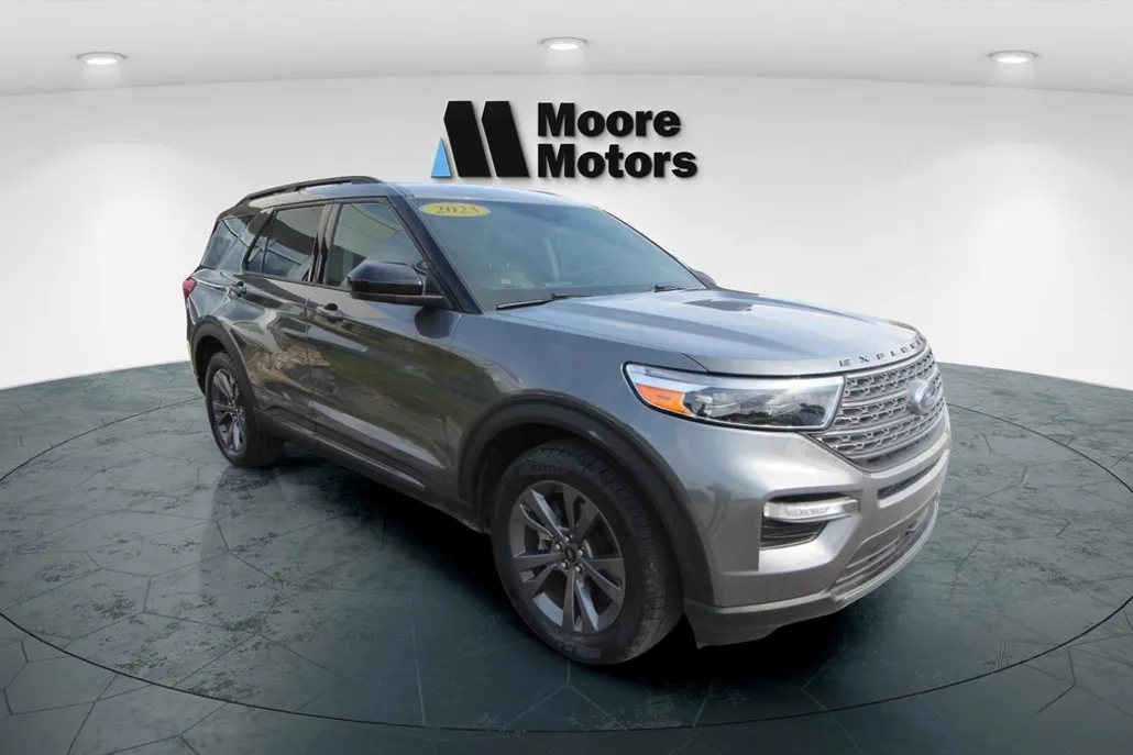 2023 Ford Explorer XLT photo 1