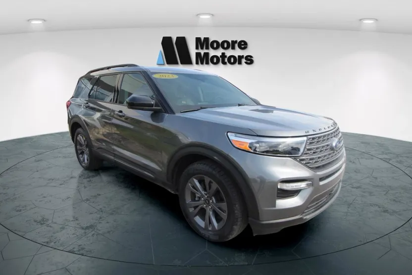 2023 Ford Explorer XLT photo 1