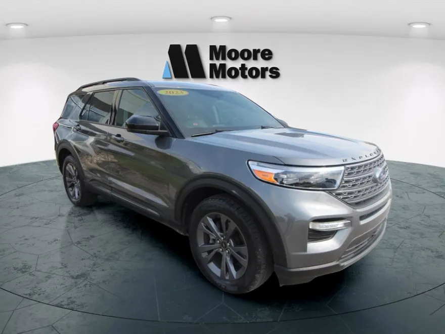 2023 Ford Explorer XLT photo 1