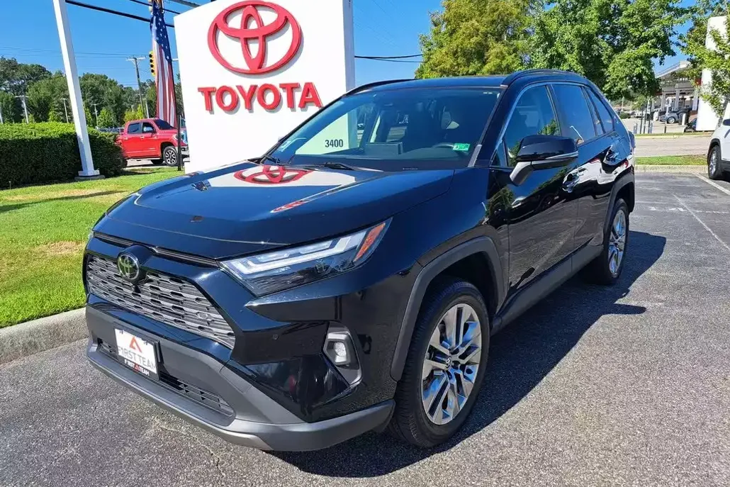 2022 Toyota RAV4 Limited photo 1