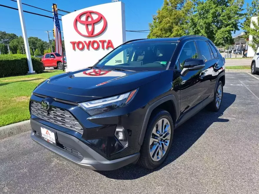 2022 Toyota RAV4 Limited photo 1