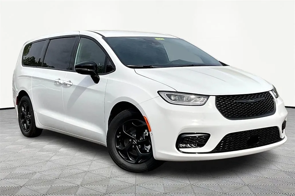 2024 Chrysler Pacifica Hybrid photo 1
