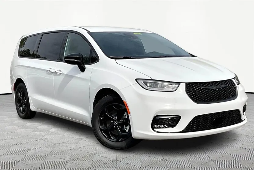 2024 Chrysler Pacifica Hybrid photo 1