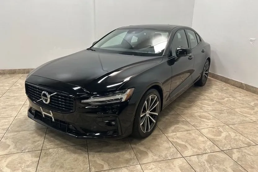 2022 Volvo S60 B5 Momentum photo 1