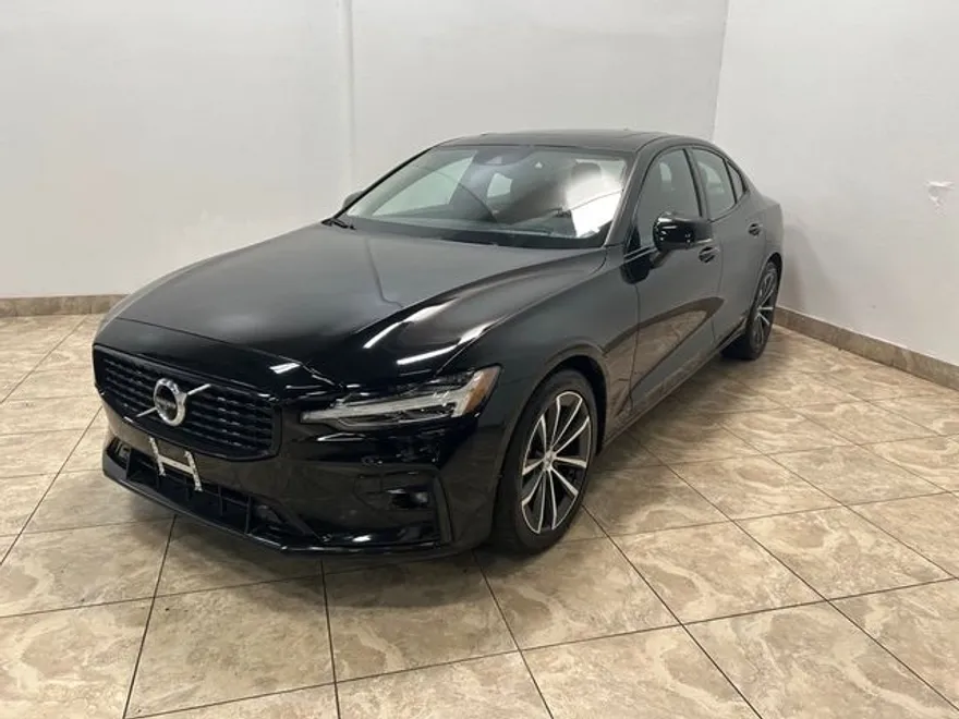 2022 Volvo S60 B5 Momentum photo 1