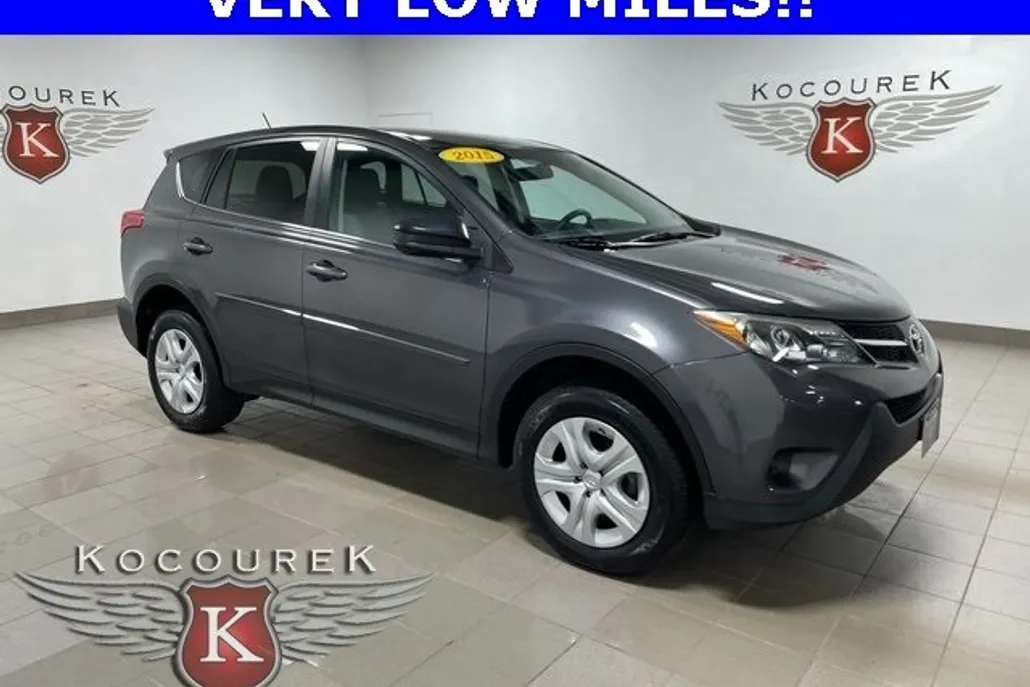 2015 Toyota RAV4 LE photo 1
