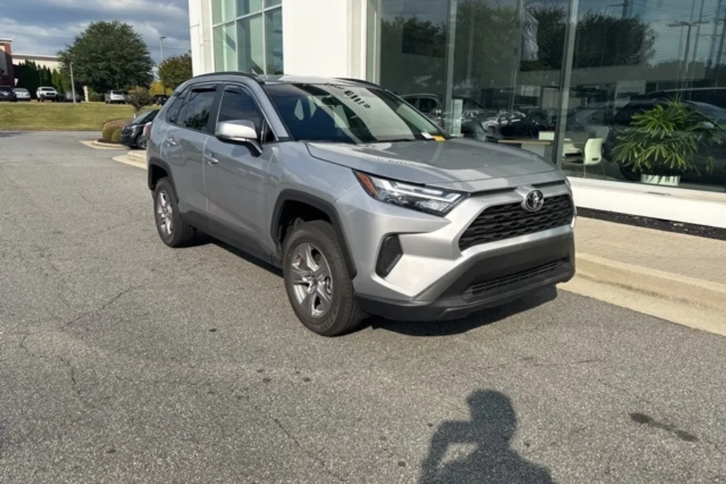 2025 Toyota RAV4 XLE photo 1