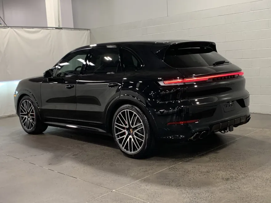 2025 Porsche Cayenne GTS photo 1