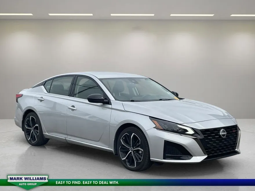 2023 Nissan Altima 2.5 SR photo 1
