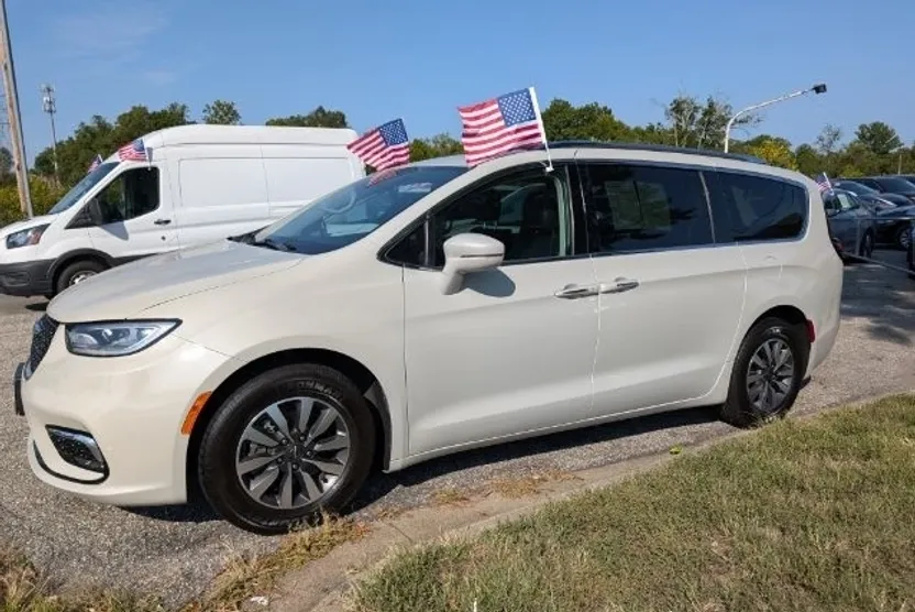 2021 Chrysler Pacifica photo 1