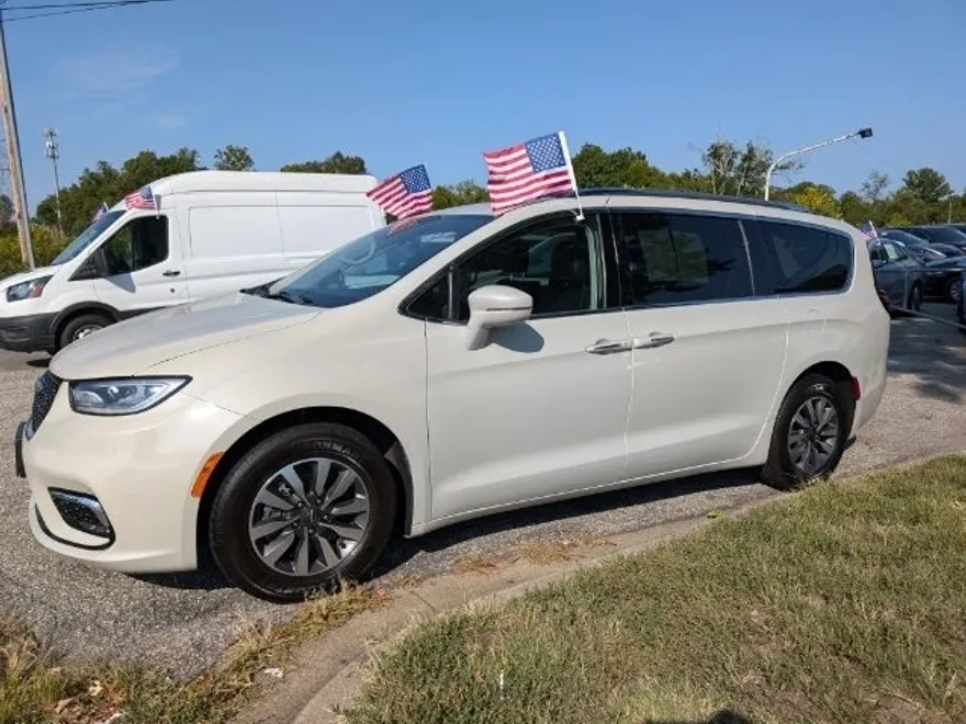 2021 Chrysler Pacifica photo 1