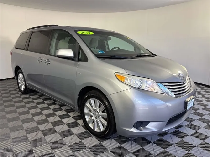 2017 Toyota Sienna LE photo 1