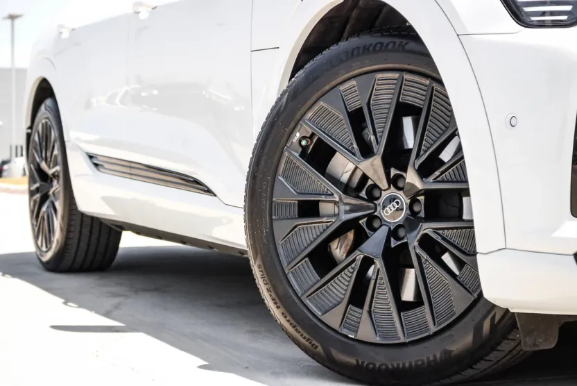 2024 Audi Q8 E-tron Prestige photo 1