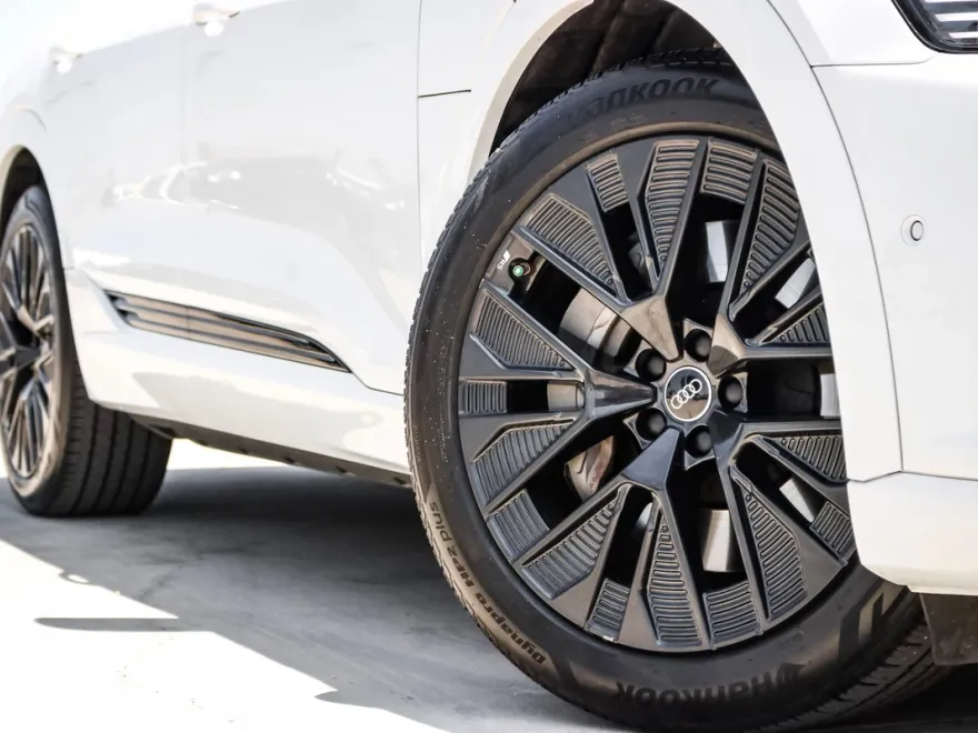 2024 Audi Q8 E-tron Prestige photo 1