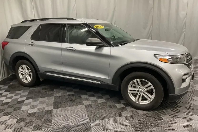2023 Ford Explorer XLT photo 1