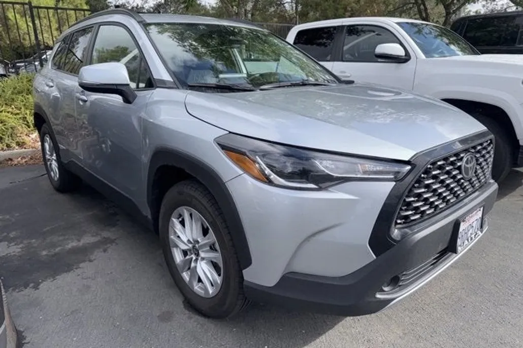 2024 Toyota Corolla Cross LE photo 1