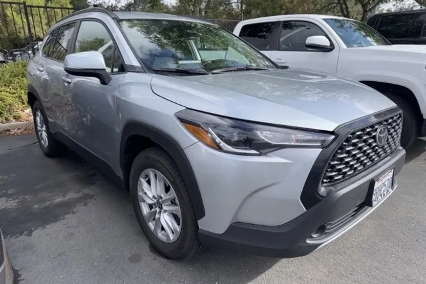 2024 Toyota Corolla Cross LE photo 1