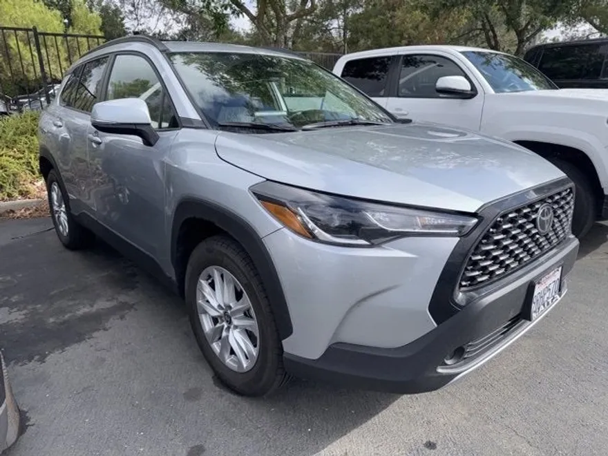 2024 Toyota Corolla Cross LE photo 1