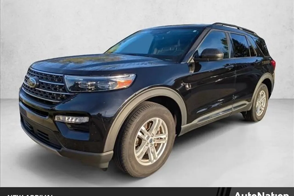 2023 Ford Explorer XLT photo 1