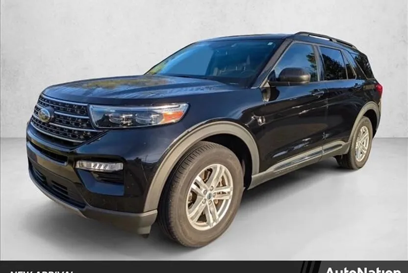 2023 Ford Explorer XLT photo 1