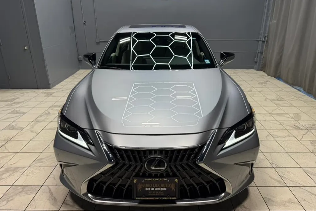 2025 Lexus ES 300h photo 1
